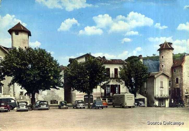 12 Villefranche de Rouergue Place de l Hotel de ville 1966.jpg